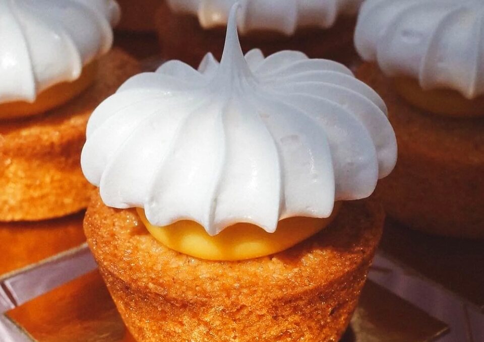 Meringue-topped cakes in the GoodSide case